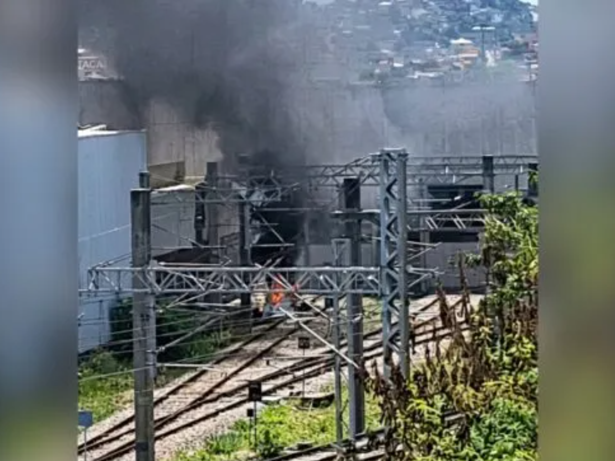 Avião de pequeno porte cai em Belo Horizonte perto de estação do metrô